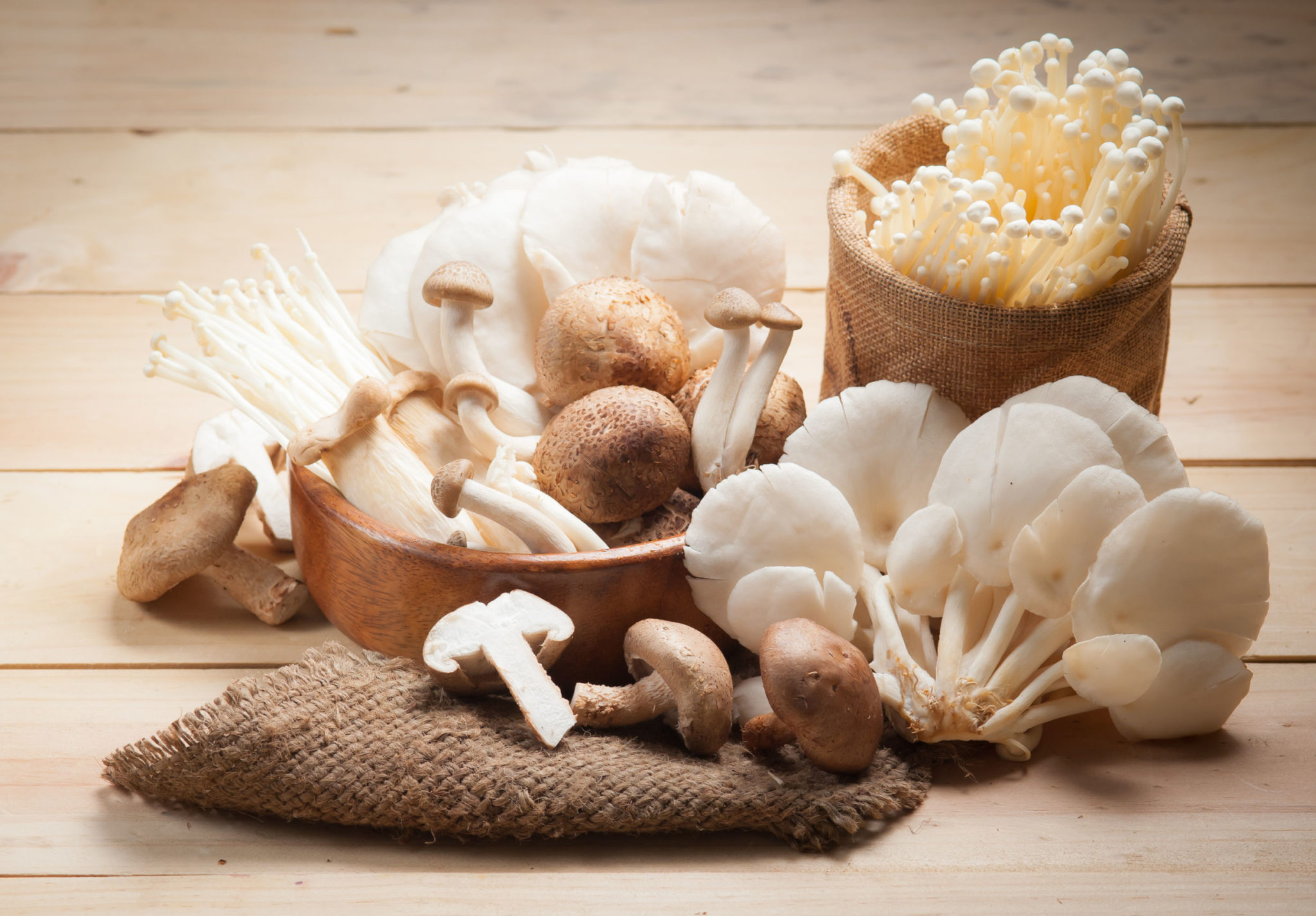 Почему грибы употребляют в пищу. Грибы еда фото. Грибы на пищевых продуктах. Mushroom Nutrition. Грибы - во закусон!.